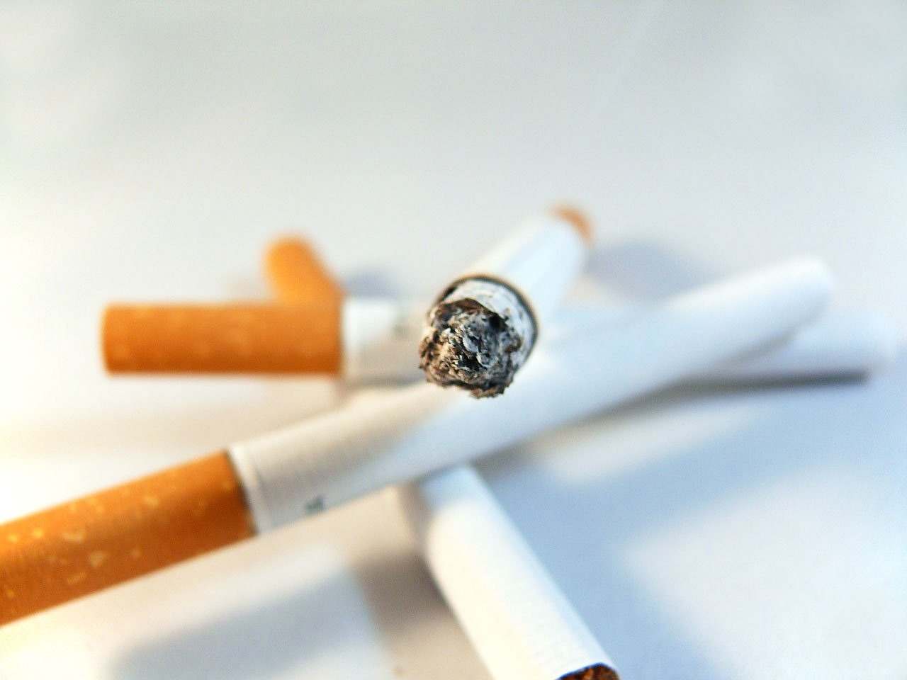 Někdo kouří často cigarety. 