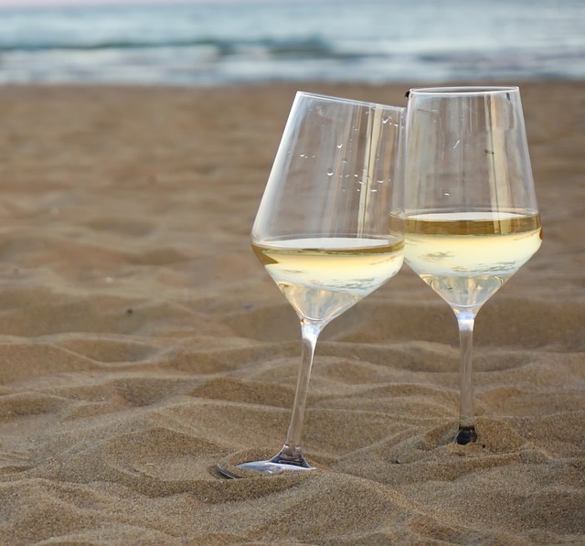 víno na pláži